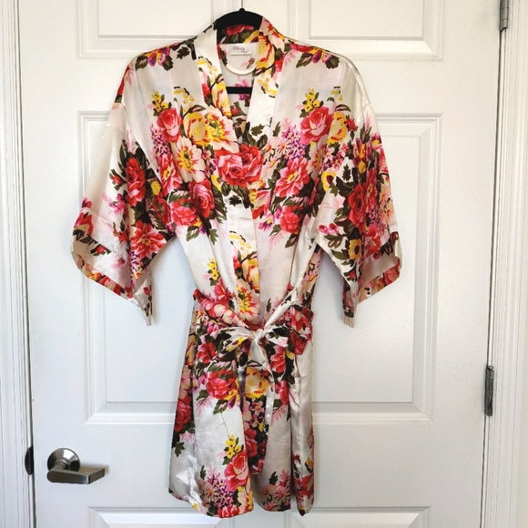Floral Satin Kimono Bridesmaid Robe with Pockets - Picture 2 of 5